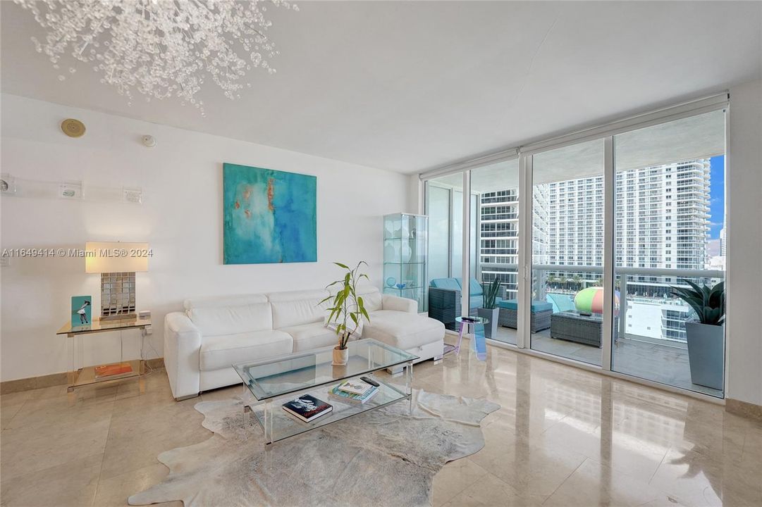 For Sale: $785,000 (1 beds, 1 baths, 844 Square Feet)