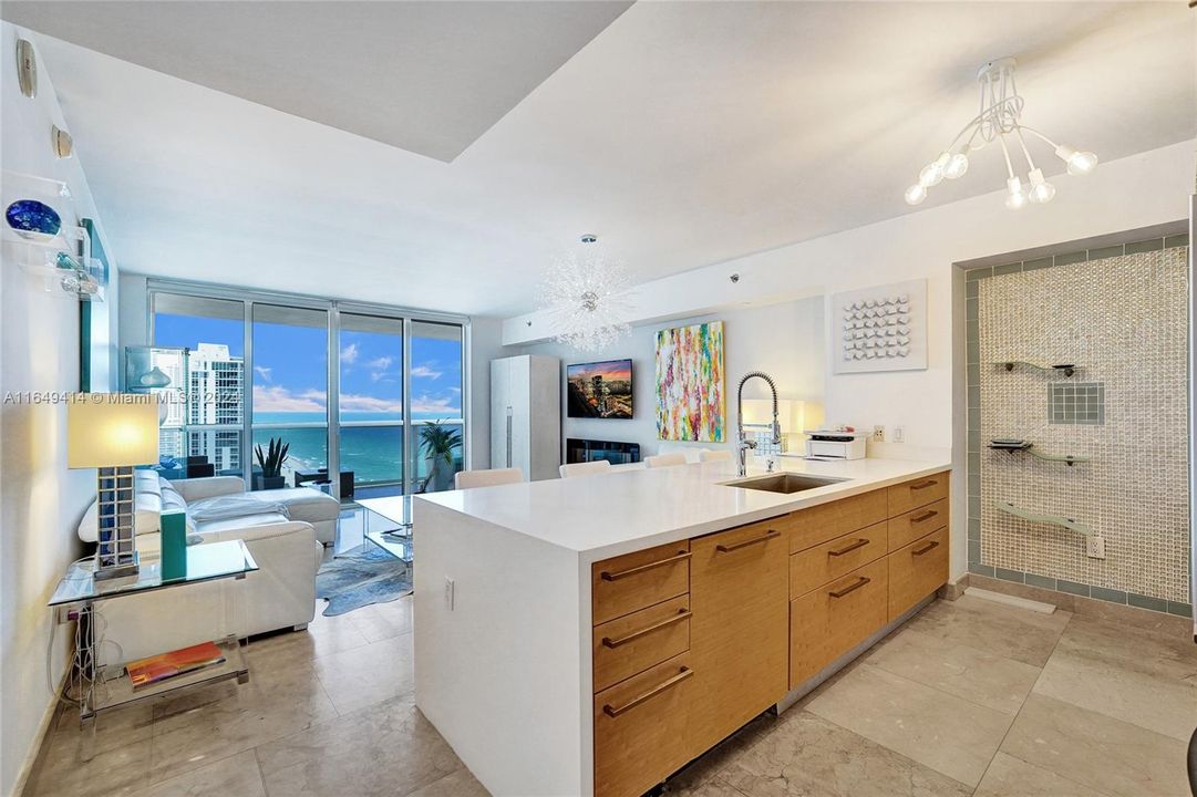 For Sale: $785,000 (1 beds, 1 baths, 844 Square Feet)