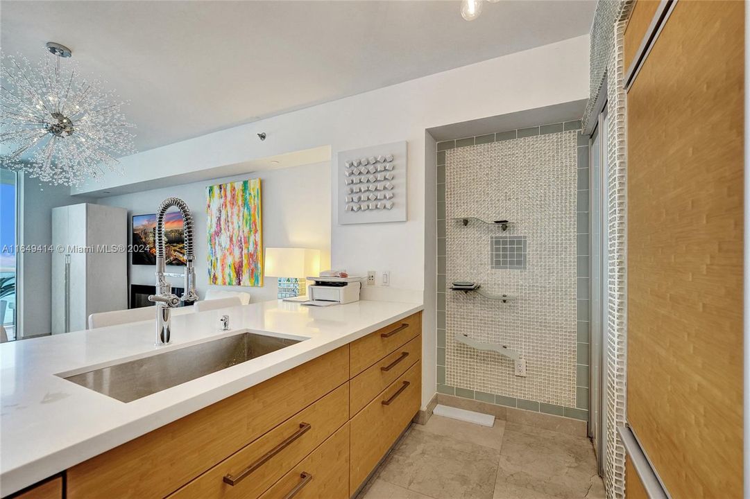 For Sale: $785,000 (1 beds, 1 baths, 844 Square Feet)