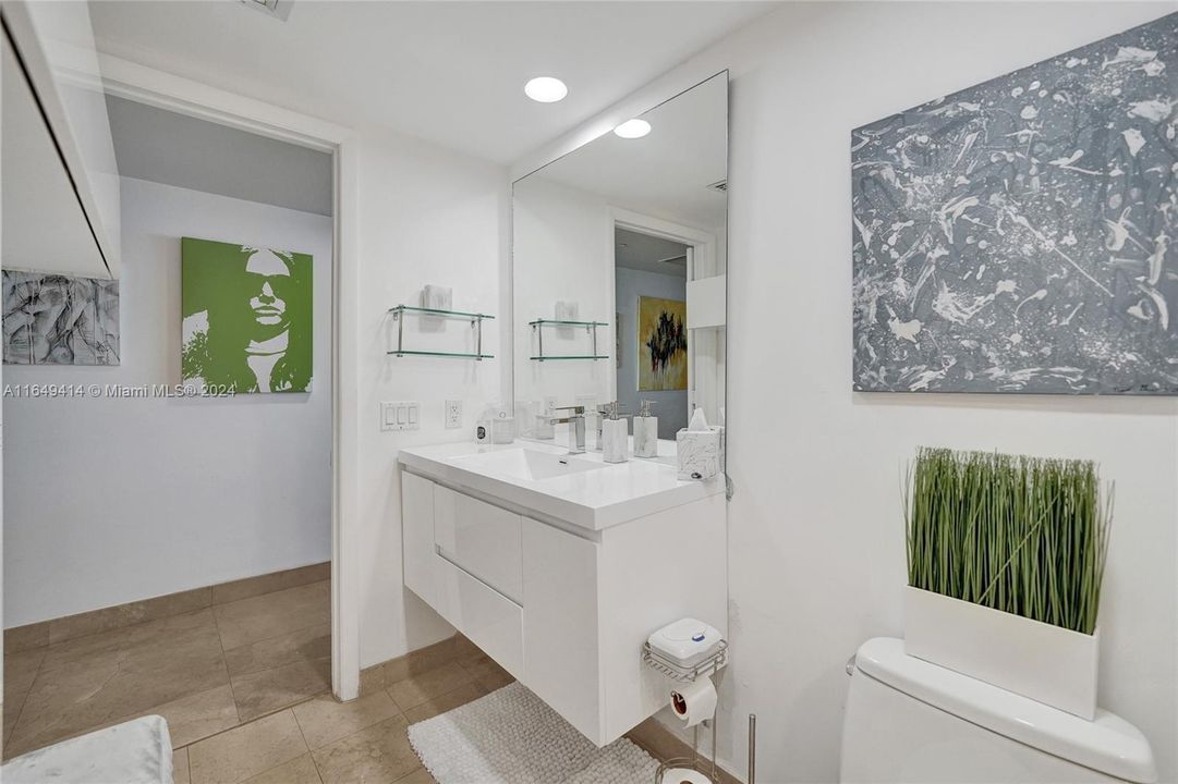 For Sale: $785,000 (1 beds, 1 baths, 844 Square Feet)