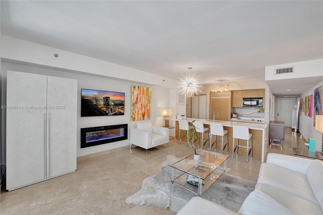 For Sale: $785,000 (1 beds, 1 baths, 844 Square Feet)