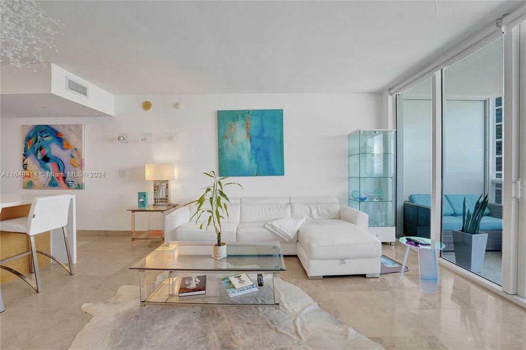 For Sale: $785,000 (1 beds, 1 baths, 844 Square Feet)