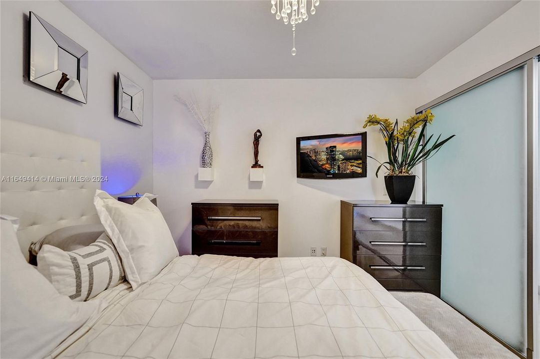 For Sale: $785,000 (1 beds, 1 baths, 844 Square Feet)