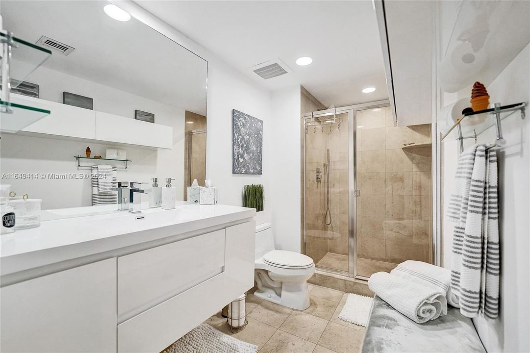 For Sale: $785,000 (1 beds, 1 baths, 844 Square Feet)