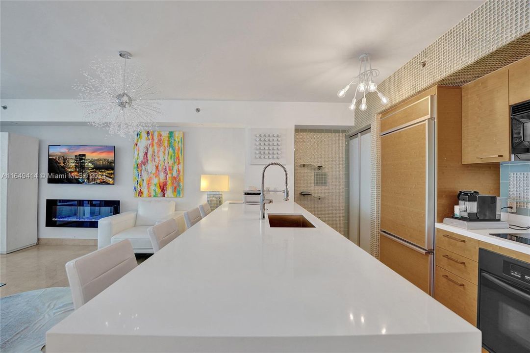 For Sale: $785,000 (1 beds, 1 baths, 844 Square Feet)