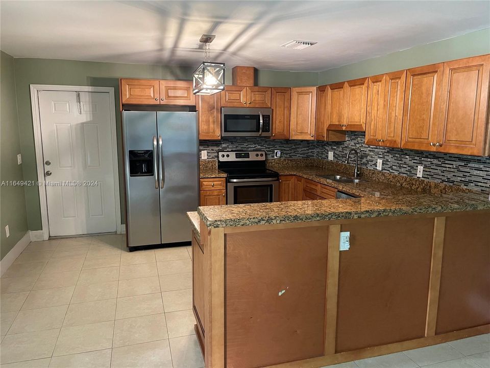 Active With Contract: $3,350 (3 beds, 2 baths, 1260 Square Feet)