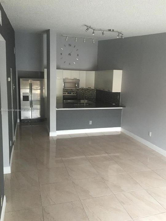 Recently Rented: $2,400 (2 beds, 2 baths, 900 Square Feet)