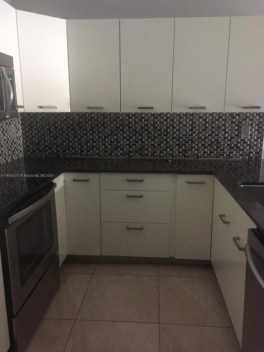 Recently Rented: $2,400 (2 beds, 2 baths, 900 Square Feet)