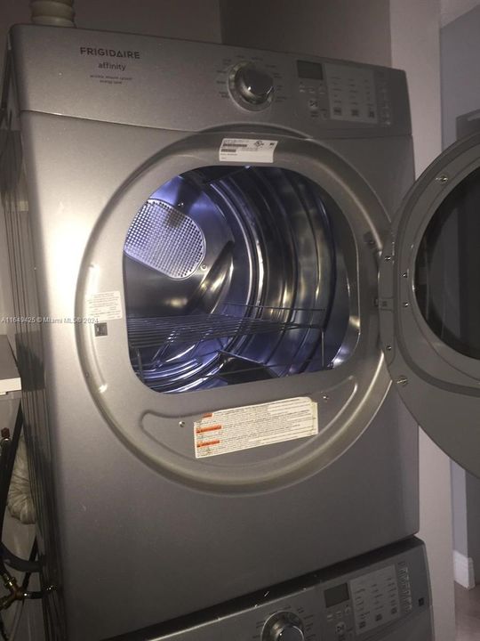 Recently Rented: $2,400 (2 beds, 2 baths, 900 Square Feet)