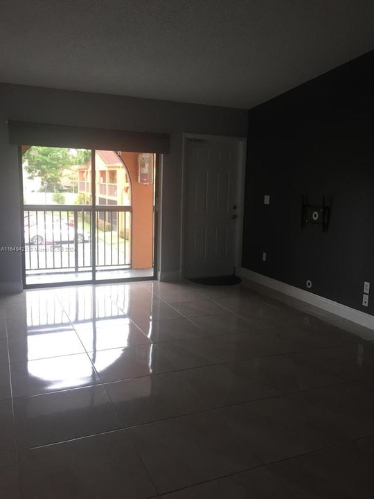 Recently Rented: $2,400 (2 beds, 2 baths, 900 Square Feet)