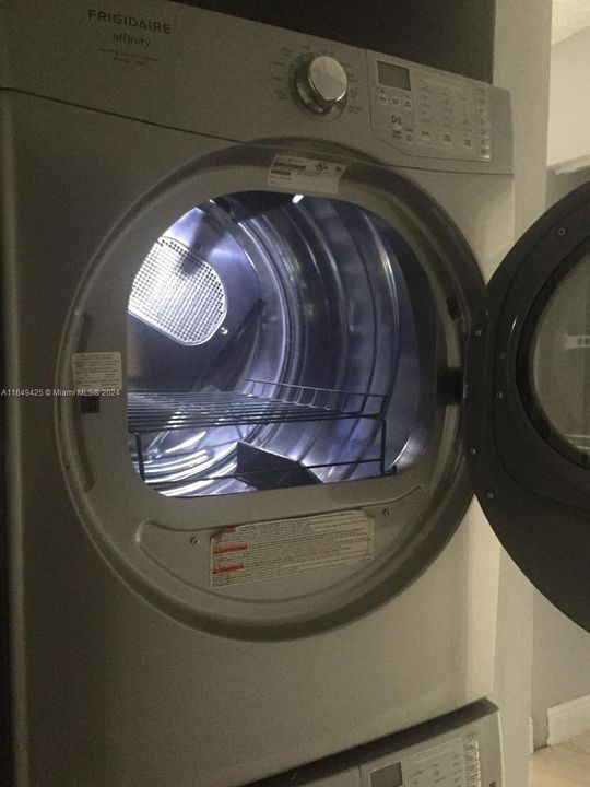 Recently Rented: $2,400 (2 beds, 2 baths, 900 Square Feet)