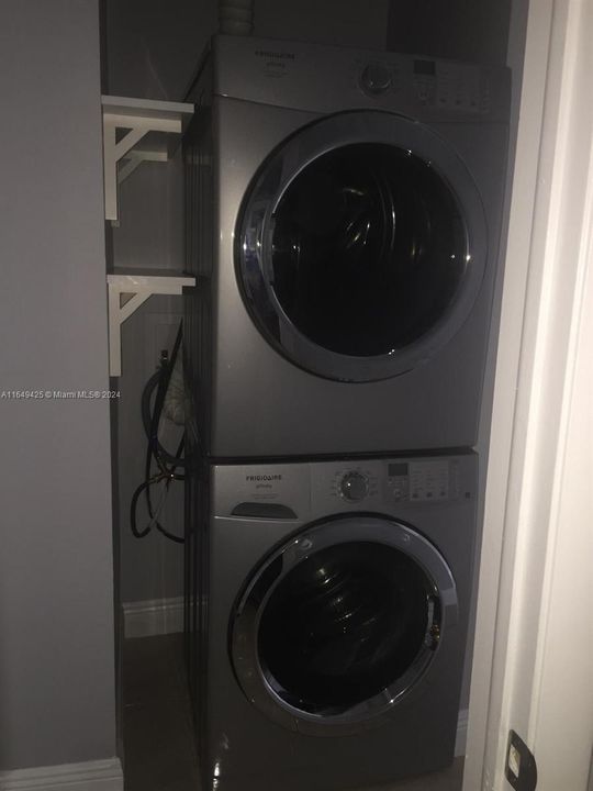 Recently Rented: $2,400 (2 beds, 2 baths, 900 Square Feet)