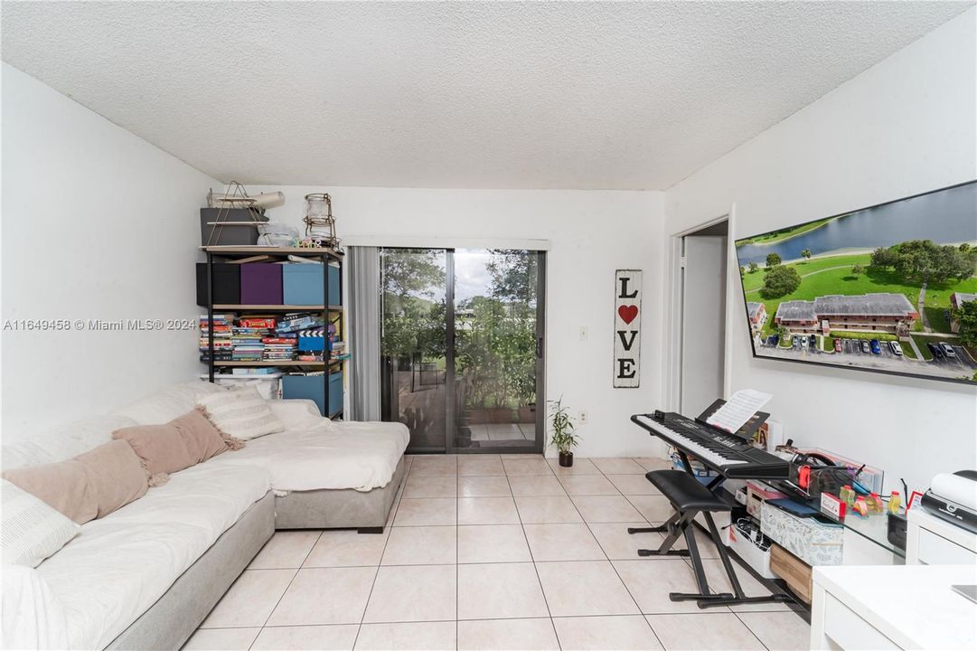 For Sale: $294,000 (2 beds, 2 baths, 770 Square Feet)