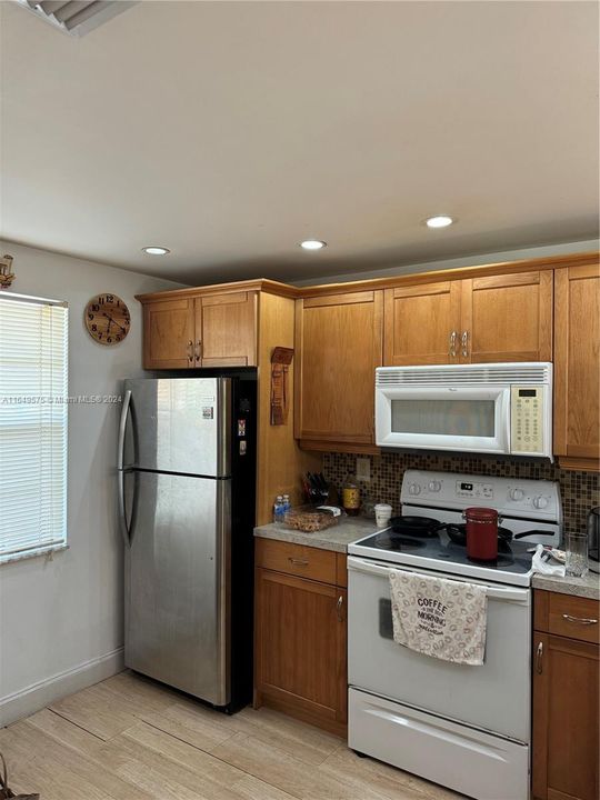 Active With Contract: $124,900 (2 beds, 2 baths, 990 Square Feet)