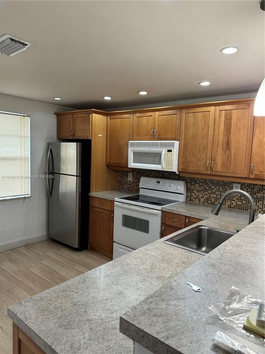 Active With Contract: $124,900 (2 beds, 2 baths, 990 Square Feet)