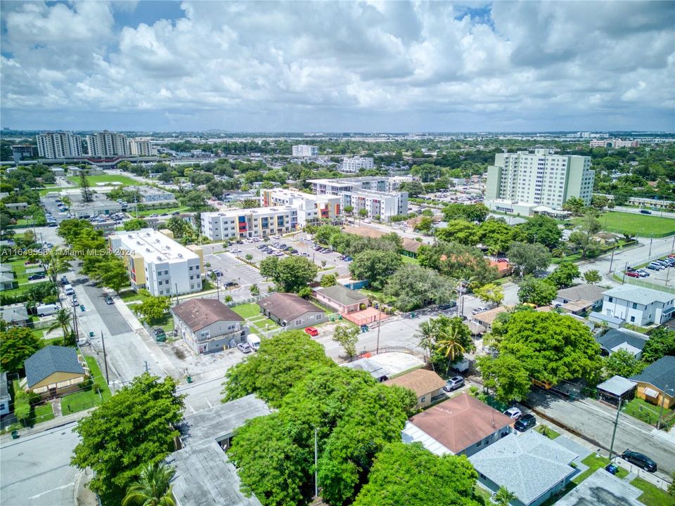 Active With Contract: $439,000 (3 beds, 2 baths, 1305 Square Feet)