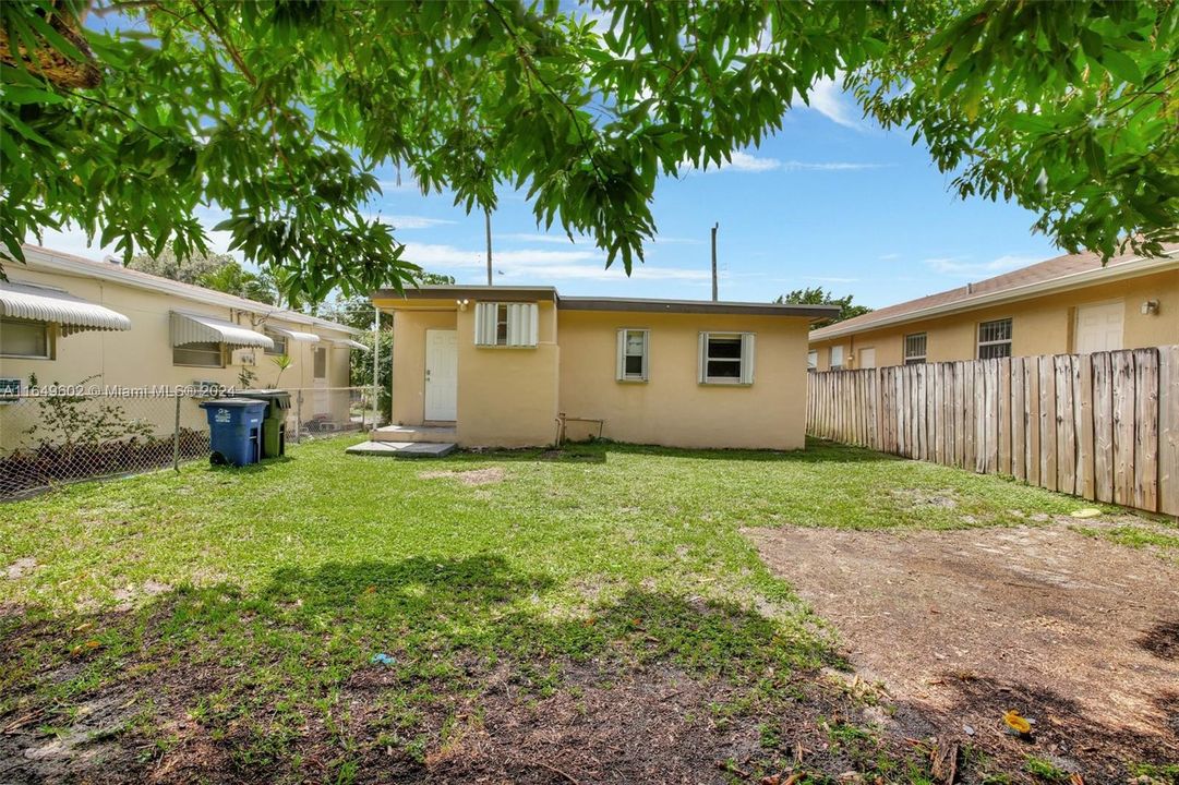 For Sale: $289,900 (2 beds, 1 baths, 736 Square Feet)