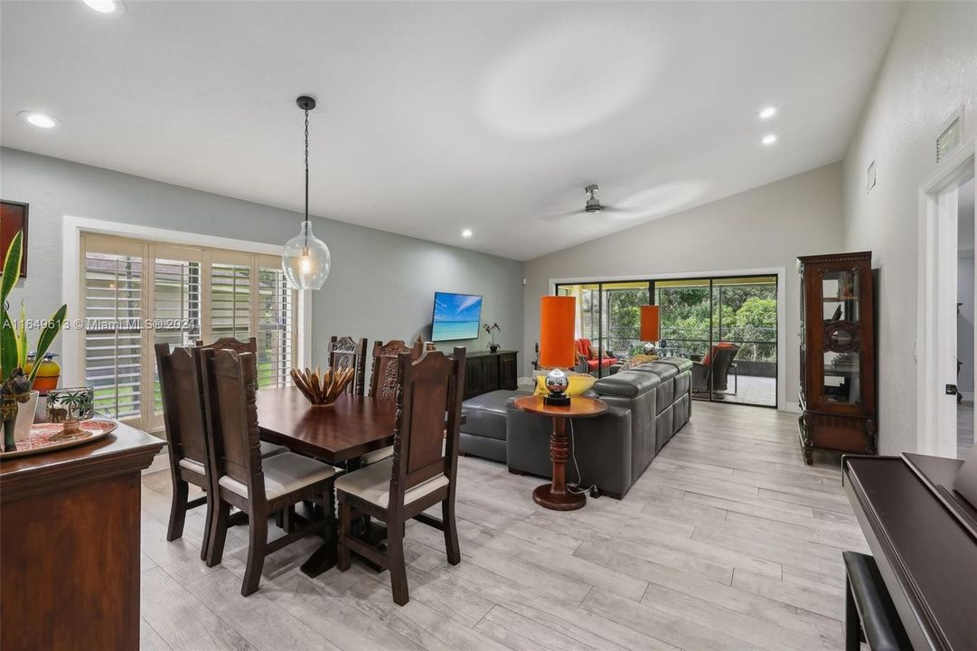 Active With Contract: $469,900 (3 beds, 2 baths, 1716 Square Feet)