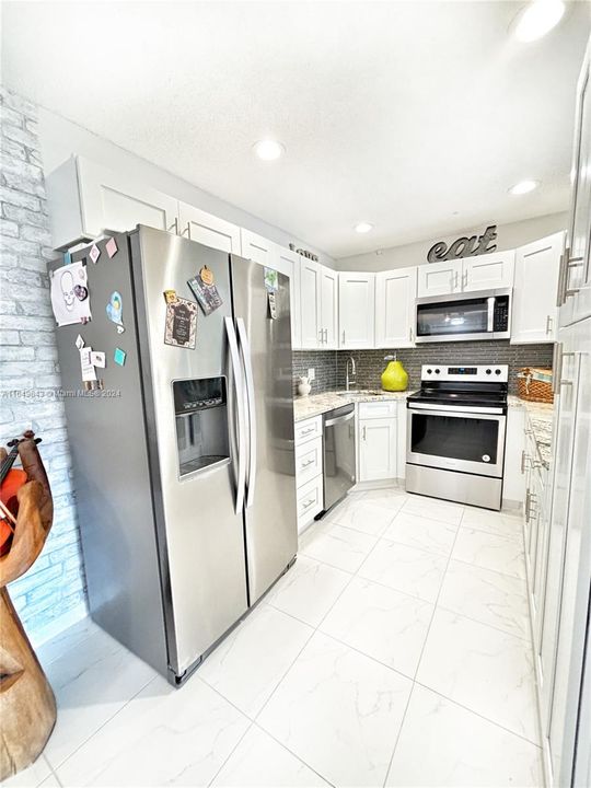 For Sale: $299,000 (2 beds, 2 baths, 1111 Square Feet)