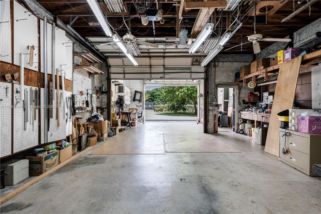 INTERIOR WAREHOUSE HIGH CEILINGS, TANDEM W/ BATHROOM & OFFICE.