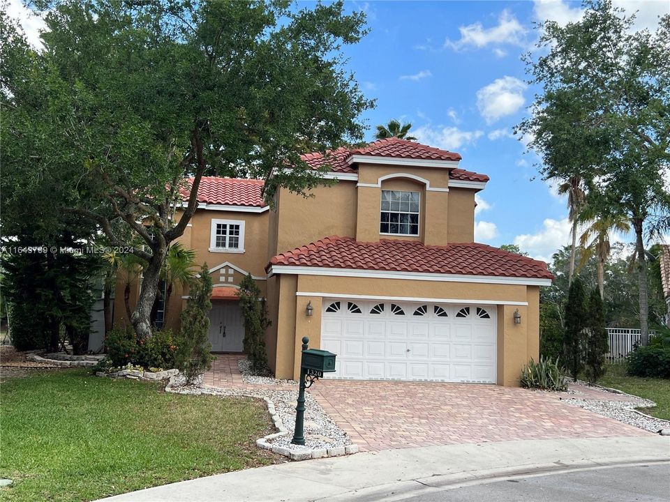 Active With Contract: $3,800 (3 beds, 2 baths, 2013 Square Feet)