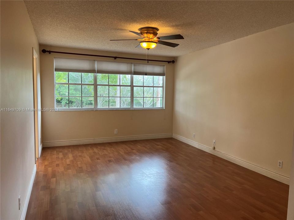 Active With Contract: $3,800 (3 beds, 2 baths, 2013 Square Feet)