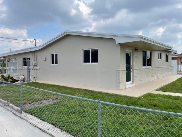 Active With Contract: $2,800 (3 beds, 1 baths, 1596 Square Feet)