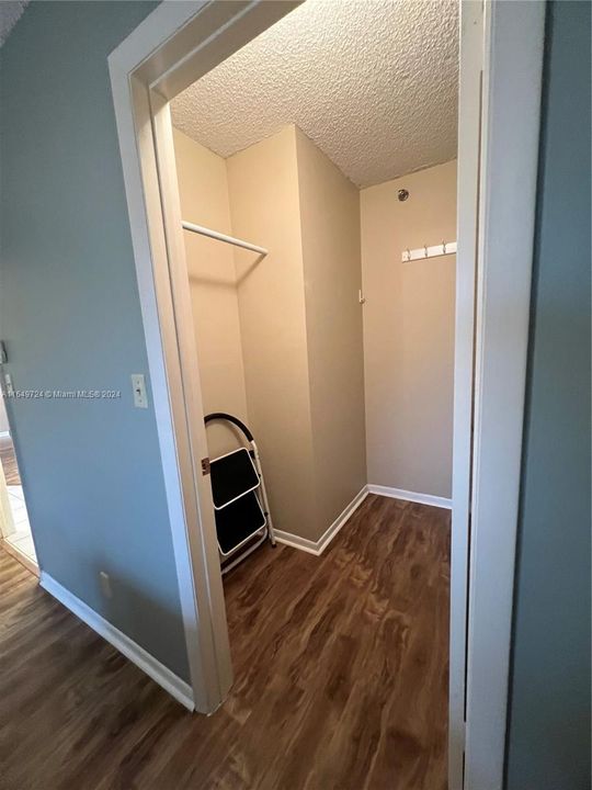 Active With Contract: $2,100 (2 beds, 2 baths, 1070 Square Feet)