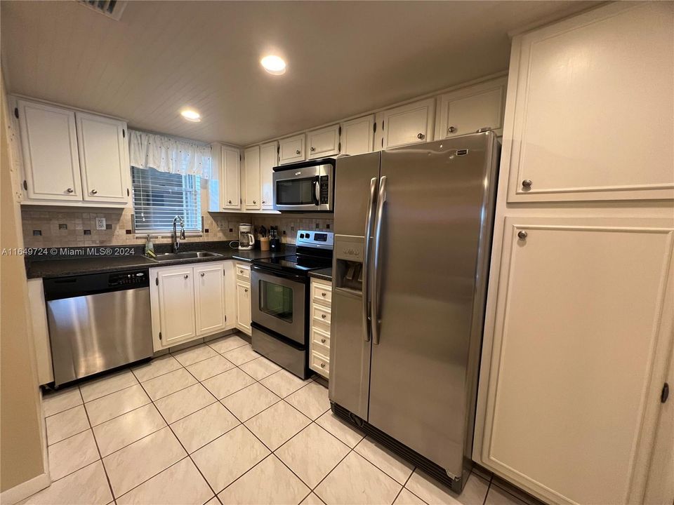 Active With Contract: $2,100 (2 beds, 2 baths, 1070 Square Feet)