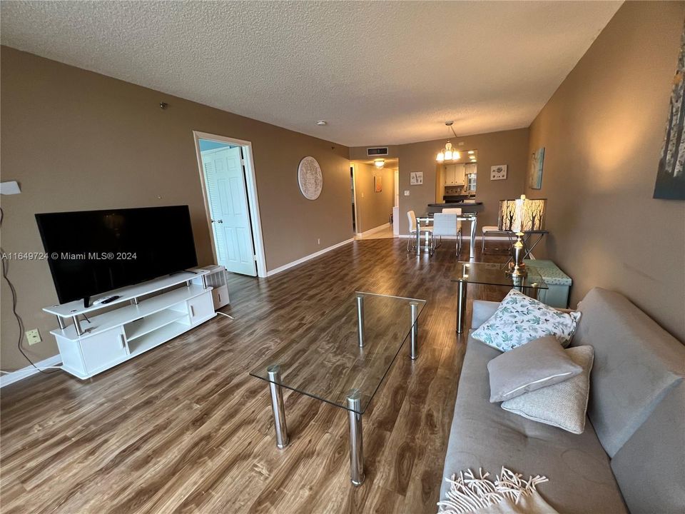 Active With Contract: $2,100 (2 beds, 2 baths, 1070 Square Feet)