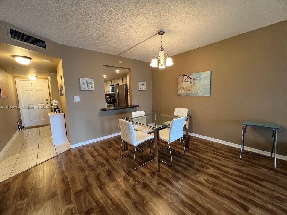 Active With Contract: $2,100 (2 beds, 2 baths, 1070 Square Feet)