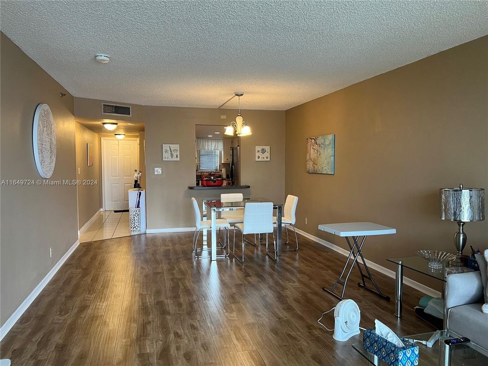 Active With Contract: $2,100 (2 beds, 2 baths, 1070 Square Feet)