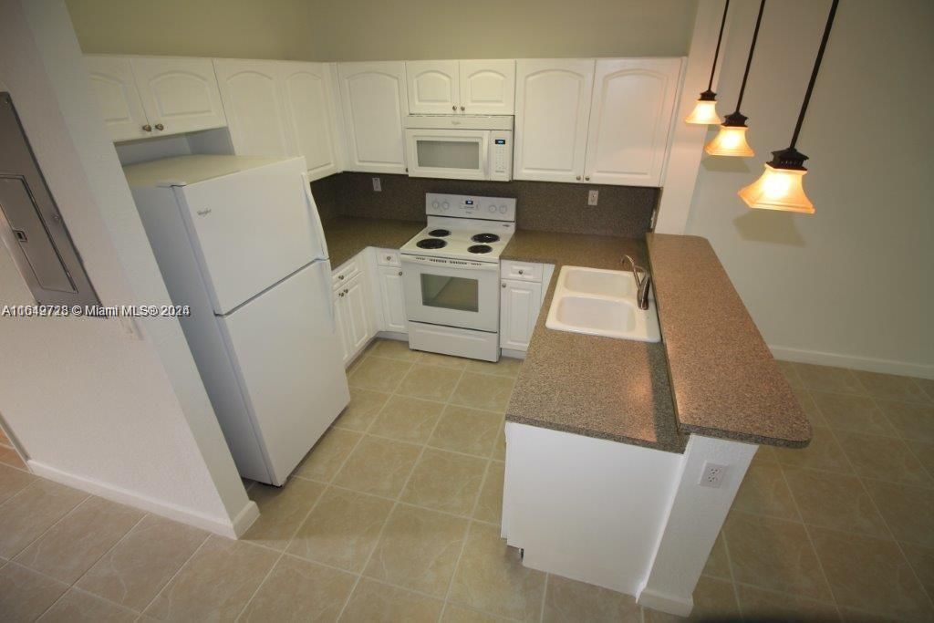 Recently Rented: $2,700 (3 beds, 3 baths, 1334 Square Feet)