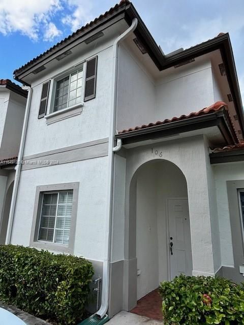 Recently Rented: $2,700 (3 beds, 3 baths, 1334 Square Feet)