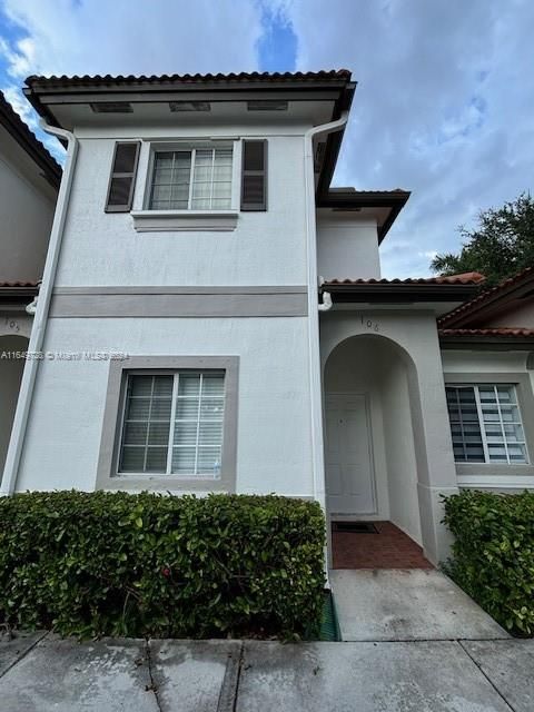 Recently Rented: $2,700 (3 beds, 3 baths, 1334 Square Feet)