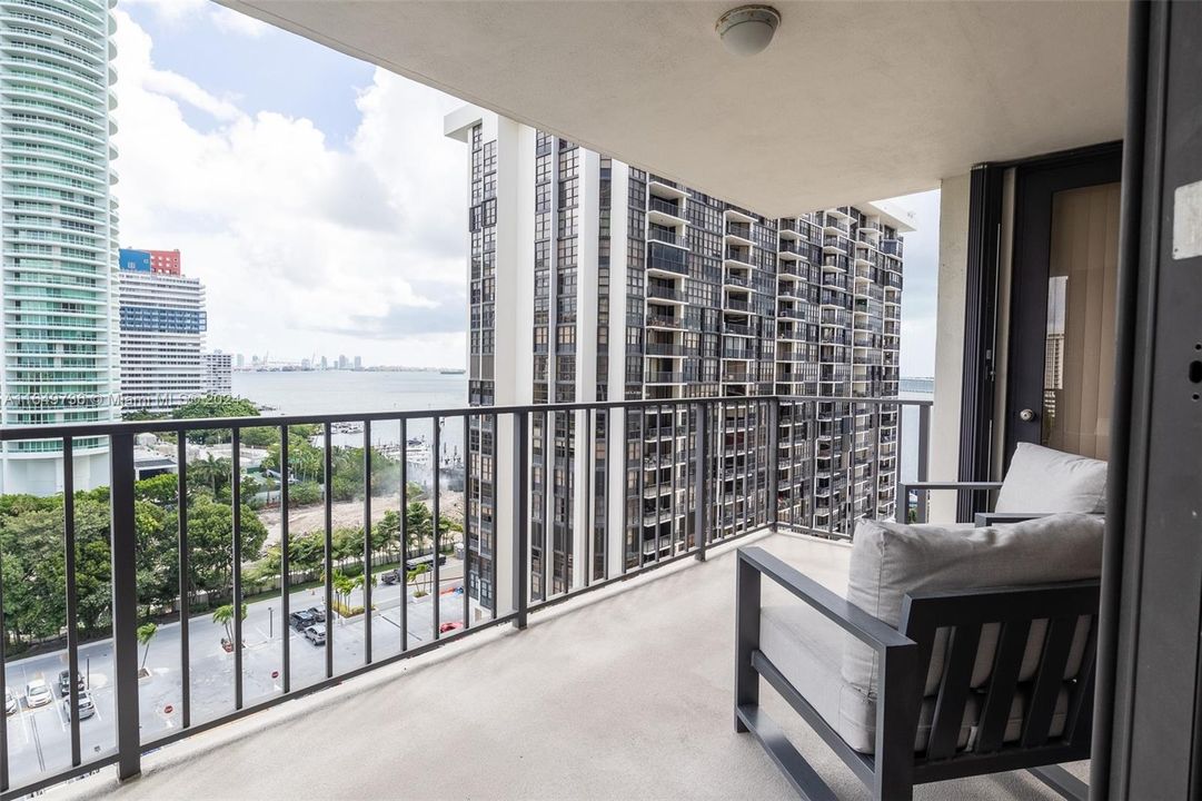 For Sale: $715,000 (2 beds, 2 baths, 1362 Square Feet)