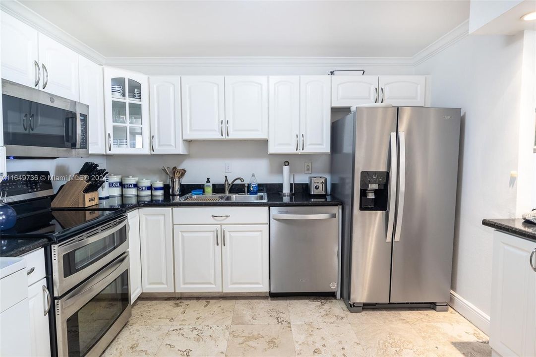 For Sale: $715,000 (2 beds, 2 baths, 1362 Square Feet)