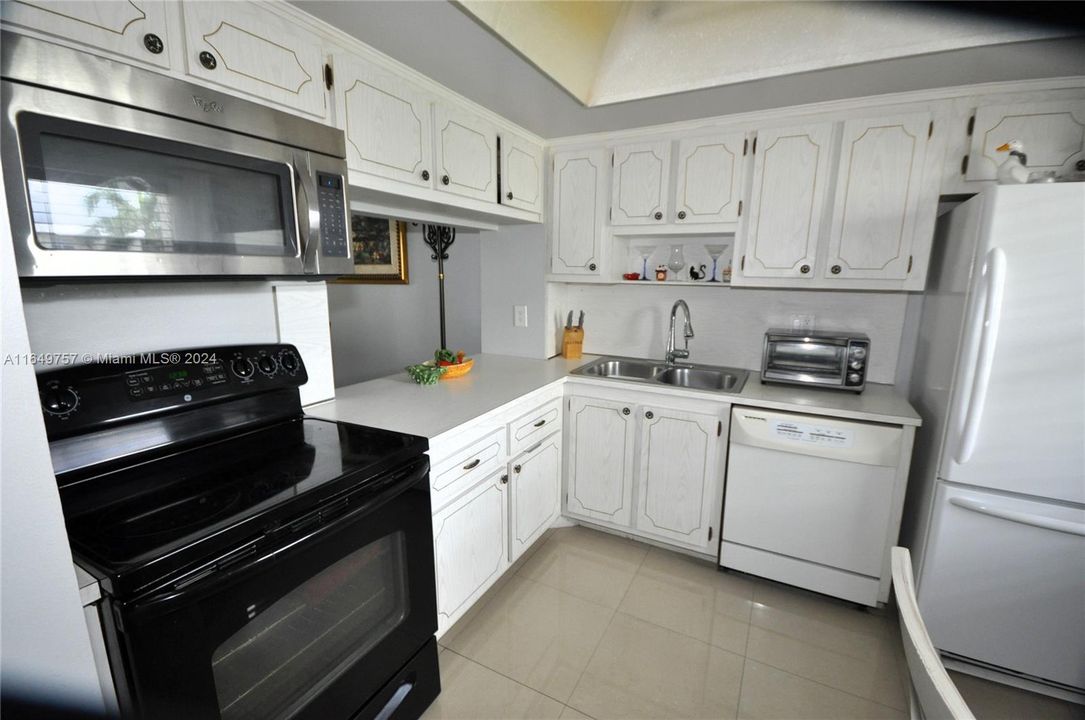 For Sale: $165,000 (2 beds, 2 baths, 955 Square Feet)