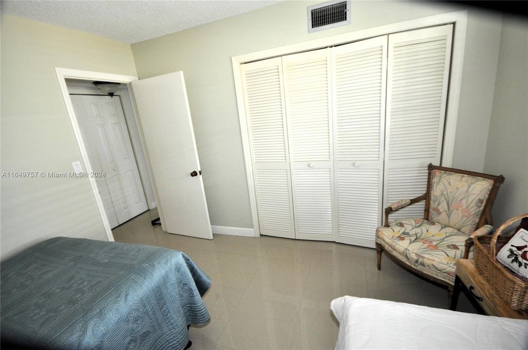 For Sale: $165,000 (2 beds, 2 baths, 955 Square Feet)