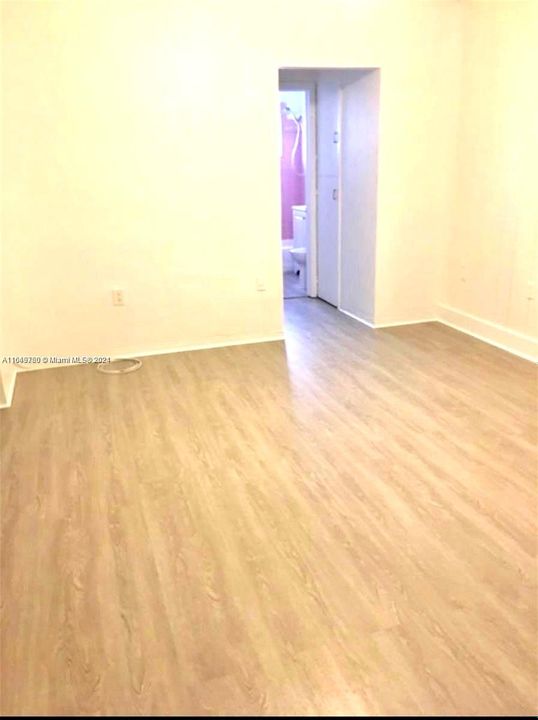 For Sale: $290,000 (1 beds, 1 baths, 565 Square Feet)