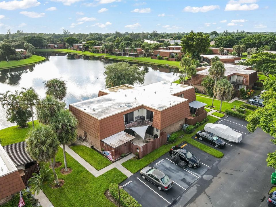 unit has a expansive view of the lake