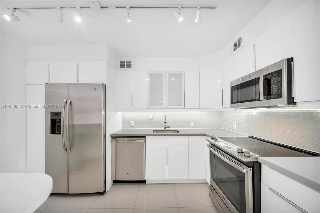 For Sale: $649,000 (2 beds, 2 baths, 1357 Square Feet)