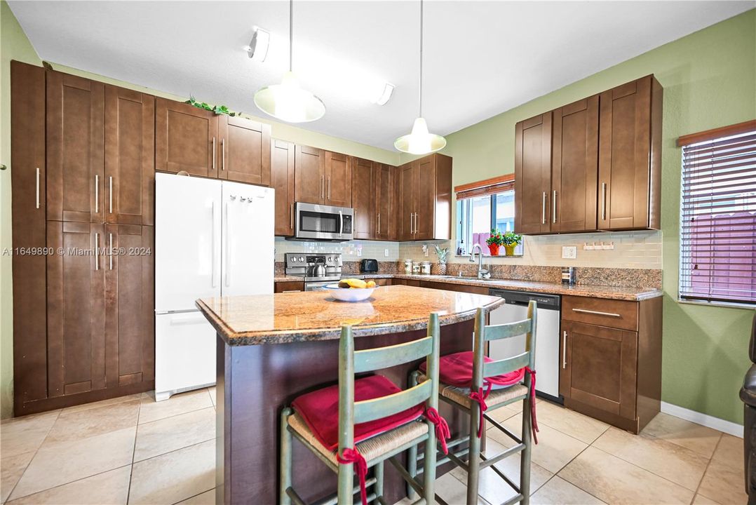 For Sale: $585,000 (4 beds, 2 baths, 1977 Square Feet)