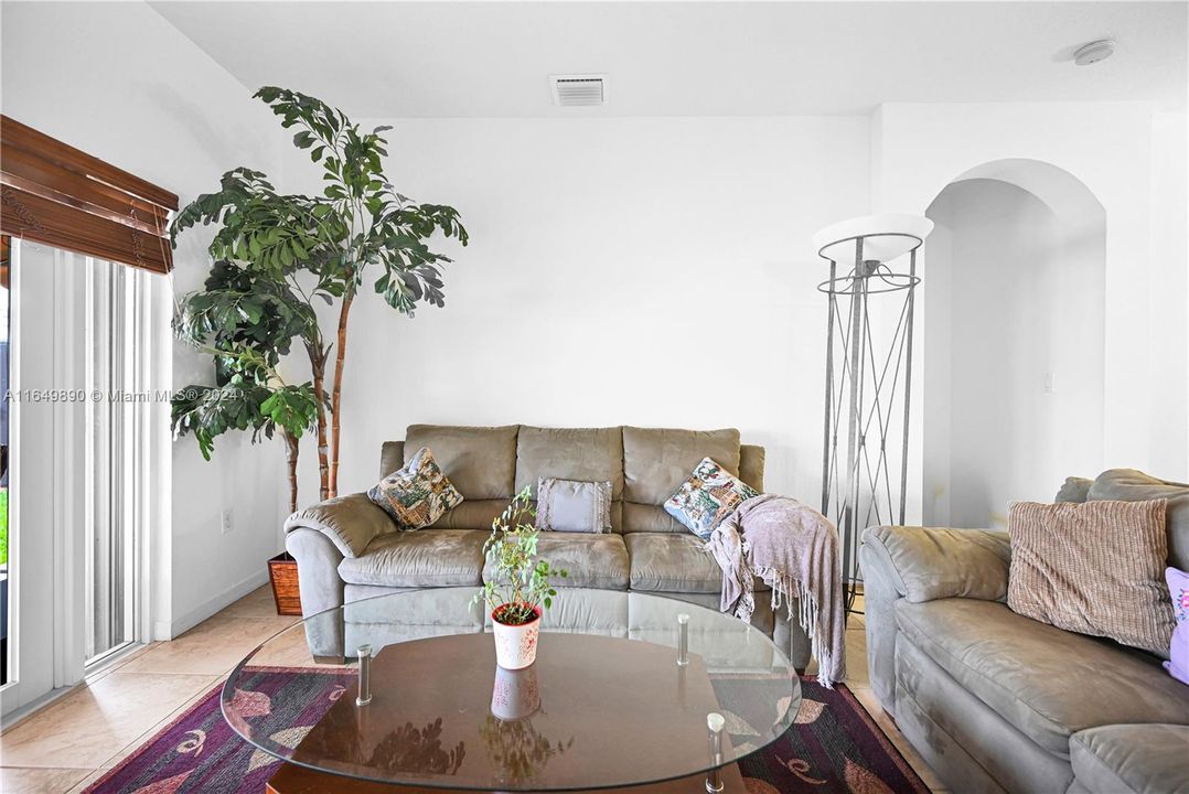 For Sale: $585,000 (4 beds, 2 baths, 1977 Square Feet)