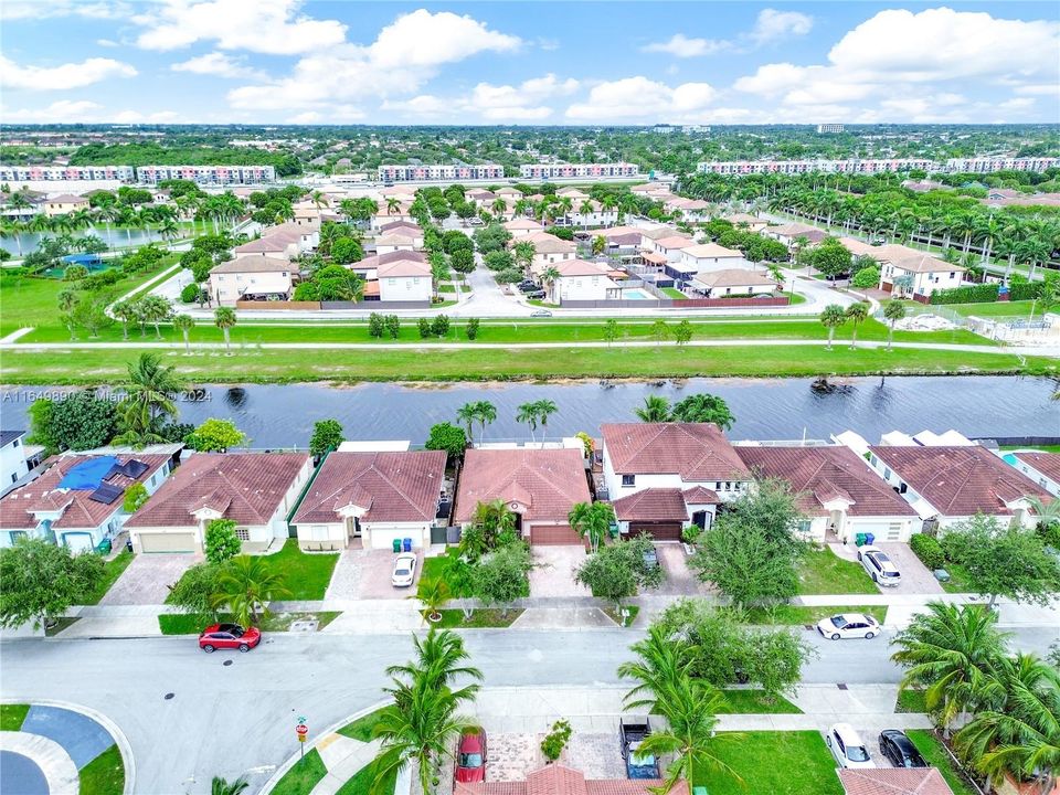 For Sale: $585,000 (4 beds, 2 baths, 1977 Square Feet)