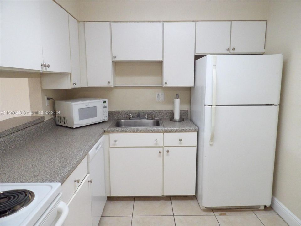 Active With Contract: $1,800 (1 beds, 1 baths, 810 Square Feet)