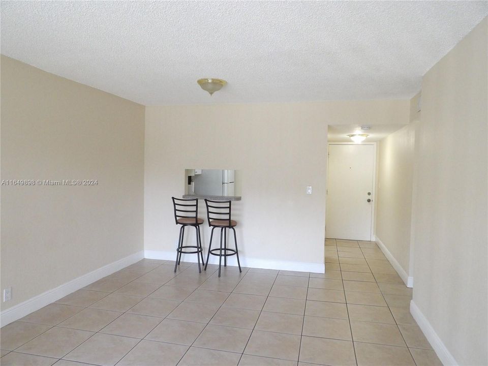 Active With Contract: $1,800 (1 beds, 1 baths, 810 Square Feet)