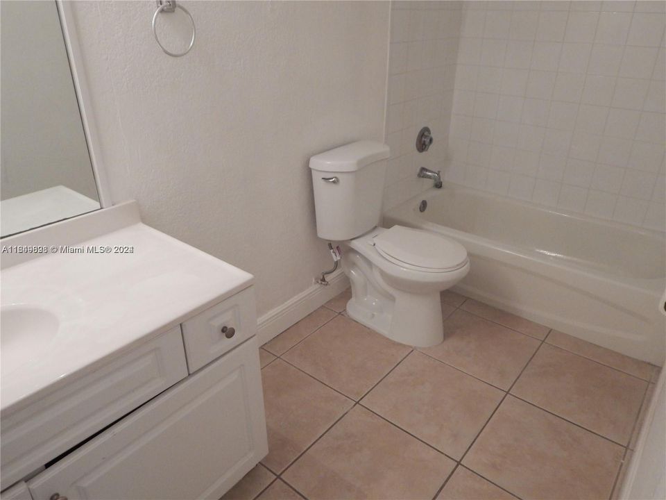 Active With Contract: $1,800 (1 beds, 1 baths, 810 Square Feet)