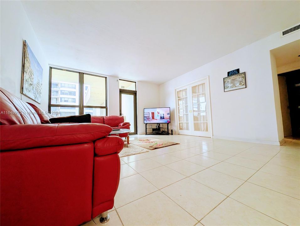 For Sale: $736,900 (2 beds, 2 baths, 1342 Square Feet)