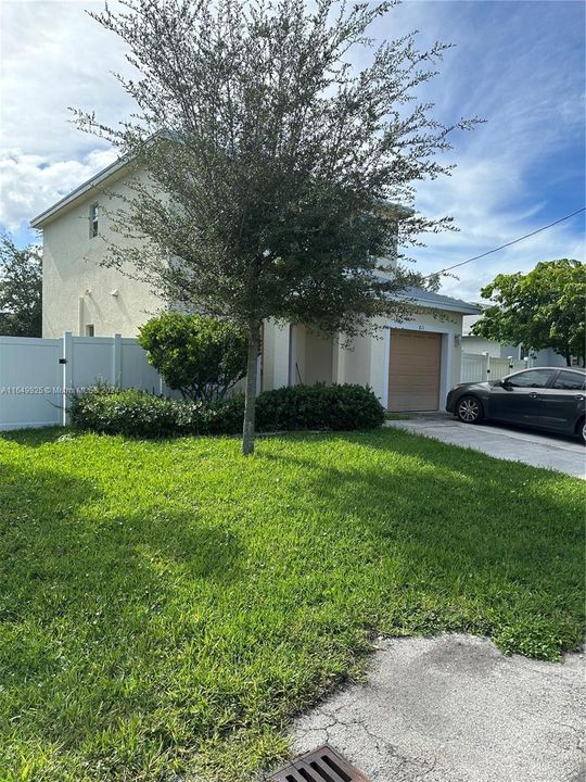 Active With Contract: $2,800 (3 beds, 2 baths, 1480 Square Feet)